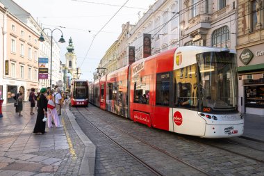 Linz, Avusturya. 12 Ağustos 2024. Şehir merkezinde Landstrasse 'den geçen tramvaylar