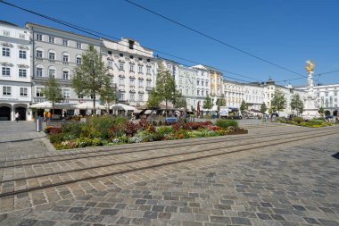  Linz, Avusturya. 12 Ağustos 2024 'te şehir merkezindeki Hauptplatz meydanının panoramik görüntüsü.