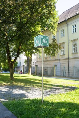 Linz, Avusturya. 12 Ağustos 2024. Şehir merkezinde acil durumlar için toplanma yerindeki tabela.