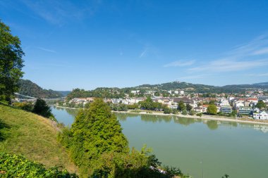 Linz, Avusturya. 12 Ağustos 2024 Tuna Nehri ve Castle Hill 'den şehrin panoramik manzarası.