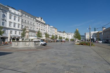  Linz, Avusturya. 12 Ağustos 2024 'te şehir merkezindeki Hauptplatz meydanının panoramik görüntüsü.