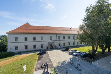 Linz, Avusturya. 12 Ağustos 2024 şehir merkezindeki tepedeki kalenin panoramik manzarası.