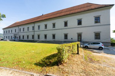 Linz, Avusturya. 12 Ağustos 2024 şehir merkezindeki tepedeki kalenin panoramik manzarası.