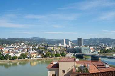 Linz, Avusturya. 12 Ağustos 2024 Tuna Nehri ve Castle Hill 'den şehrin panoramik manzarası.