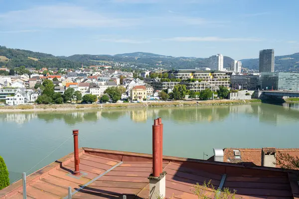 Linz, Avusturya. 12 Ağustos 2024 Tuna Nehri ve Castle Hill 'den şehrin panoramik manzarası.