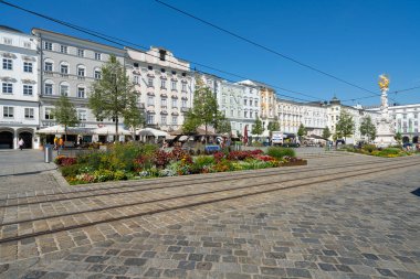  Linz, Avusturya. 12 Ağustos 2024 'te şehir merkezindeki Hauptplatz meydanının panoramik görüntüsü.