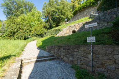 Linz, Avusturya. 12 Ağustos 2024 'te şehir merkezindeki Castle Hill' e çıkan geçit.