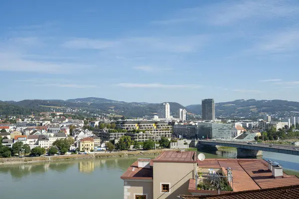 Linz, Avusturya. 12 Ağustos 2024 Tuna Nehri ve Castle Hill 'den şehrin panoramik manzarası.