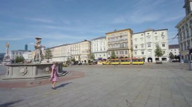 Linz, Avusturya. 12 Ağustos 2024 'te şehir merkezindeki Hauptplatz Meydanı' ndaki Neptune Çeşmesi.