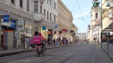 Linz, Avusturya. Şehir merkezindeki Landstrasse caddesinin 12 Ağustos 2024 panoramik görüntüsü.