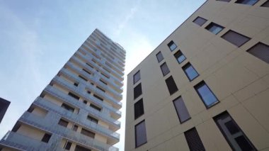 Linz, Avusturya. 12 Ağustos 2024. Şehir merkezindeki bazı modern binaların manzarası.