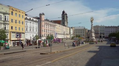 Linz, Avusturya. 12 Ağustos 2024 'te şehir merkezindeki Hauptplatz meydanının panoramik görüntüsü.