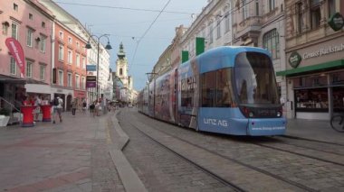 Linz, Avusturya. 12 Ağustos 2024 Landstrasse caddesinde yürüyen insanlar var.