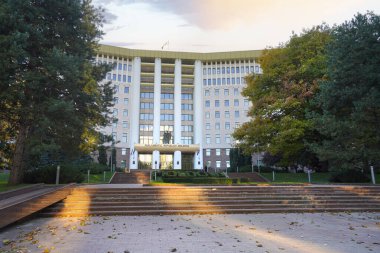 Chisinau, Moldova. 24 Ekim 2024 'te Moldova Cumhuriyeti Parlamentosu' na ev sahipliği yapan binanın şehir merkezindeki görüntüsü
