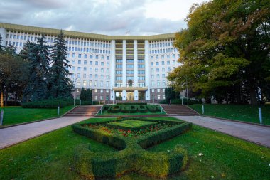 Chisinau, Moldova. 24 Ekim 2024 'te Moldova Cumhuriyeti Parlamentosu' na ev sahipliği yapan binanın şehir merkezindeki görüntüsü