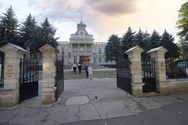 Chisinau, Moldova. 24 Ekim 2024 Moldova Ulusal Müzesi 'nin şehir merkezindeki dış görüntüsü