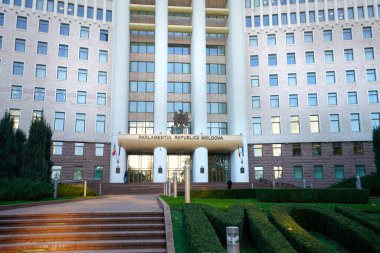 Chisinau, Moldova. 24 Ekim 2024 'te Moldova Cumhuriyeti Parlamentosu' na ev sahipliği yapan binanın şehir merkezindeki görüntüsü