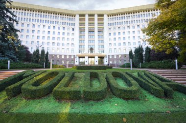 Chisinau, Moldova. 24 Ekim 2024 'te Moldova Cumhuriyeti Parlamentosu' na ev sahipliği yapan binanın şehir merkezindeki görüntüsü