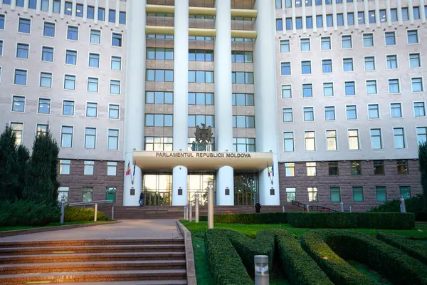 Chisinau, Moldova. 24 Ekim 2024 'te Moldova Cumhuriyeti Parlamentosu' na ev sahipliği yapan binanın şehir merkezindeki görüntüsü