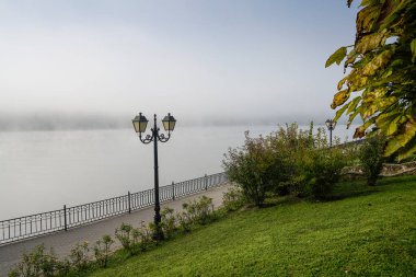 Chisinau, Moldova. 25 Ekim 2024. Panoramik manzara Valea Morilor Park Gölü şehir merkezinde sisli bir sabah gününde.