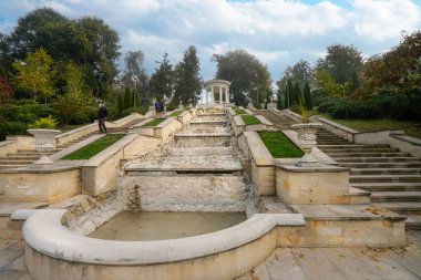 Chisinau, Moldova. 25 Ekim 2024 Cascade Merdiveni 'nin panoramik görüntüsü sisli bir günde şehir merkezi.