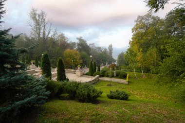 Chisinau, Moldova. 25 Ekim 2024 Cascade Merdiveni 'nin panoramik görüntüsü sisli bir günde şehir merkezi.