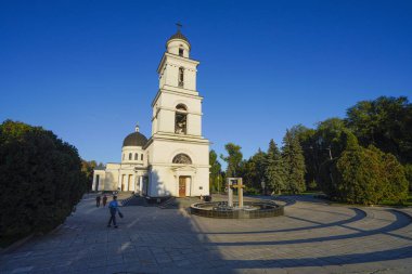 Chisinau, Moldova. 24 Ekim 2024 'te şehrin merkezindeki İsa' nın Doğuşu Katedrali 'nin çan kulesinin görüntüsü.