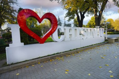 Chisinau, Moldova. 24 Ekim 2024 'te şehir merkezinin bir meydanında 