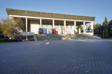 Chisinau, Moldova. 24 Ekim 2024. Şehir merkezindeki Maria Biesu Ulusal Opera ve Bale Tiyatrosu 'nun dış görüntüsü