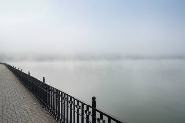 Chisinau, Moldova. 25 Ekim 2024. Panoramik manzara Valea Morilor Park Gölü şehir merkezinde sisli bir sabah gününde.