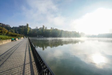 Chisinau, Moldova. 25 Ekim 2024. Panoramik manzara Valea Morilor Park Gölü şehir merkezinde sisli bir sabah gününde.
