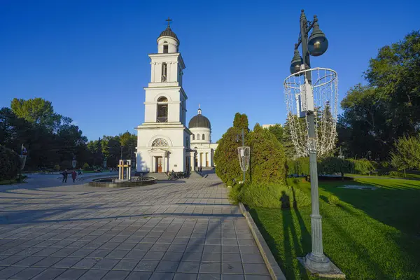 Chisinau, Moldova. 24 Ekim 2024 'te şehrin merkezindeki İsa' nın Doğuşu Katedrali 'nin çan kulesinin görüntüsü.