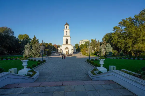 Chisinau, Moldova. 24 Ekim 2024 'te şehrin merkezindeki İsa' nın Doğuşu Katedrali 'nin çan kulesinin görüntüsü.