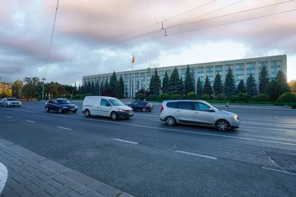 Chisinau, Moldova. 24 Ekim 2024 'te şehir merkezindeki Büyük Millet Meclisi Meydanı' nda Moldova Hükümet Binası 'nın arka planında trafik vardı.