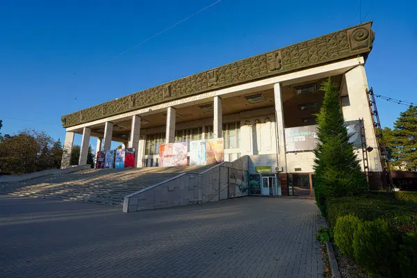 Chisinau, Moldova. 24 Ekim 2024. Şehir merkezindeki Maria Biesu Ulusal Opera ve Bale Tiyatrosu 'nun dış görüntüsü