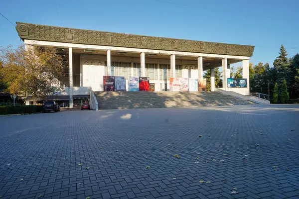 Chisinau, Moldova. 24 Ekim 2024. Şehir merkezindeki Maria Biesu Ulusal Opera ve Bale Tiyatrosu 'nun dış görüntüsü