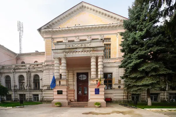 Chisinau, Moldova. Şehir merkezindeki Müzik, Tiyatro ve Güzel Sanatlar Akademisi 'nin 25 Ekim 2024 tarihli dış görünüşü.