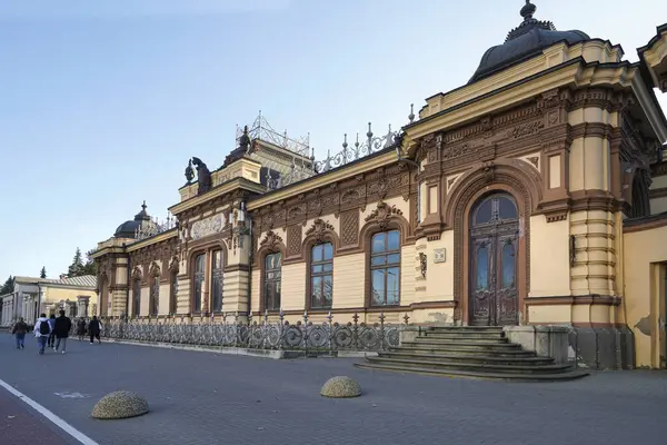 Chisinau, Moldova. 24 Ekim 2024 şehir merkezindeki merkez Stefan cel Mare Bulvarı boyunca uzanan bir sarayın klasik mimarisi.