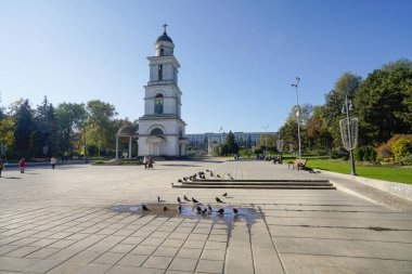 Chisinau, Moldova. 24 Ekim 2024 'te şehrin merkezindeki İsa' nın Doğuşu Katedrali 'nin çan kulesinin görüntüsü.