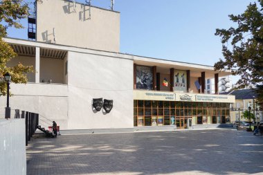 Chisinau, Moldova. 25 Ekim 2024 Anton Çehov Rus Devlet Tiyatrosu 'nun şehir merkezindeki dış görüntüsü.