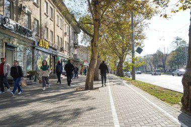 Chisinau, Moldova. 25 Ekim 2024 'te şehir merkezinde Stefan cel Mare si Sfant Bulvarı boyunca yürüyen insanlar var.
