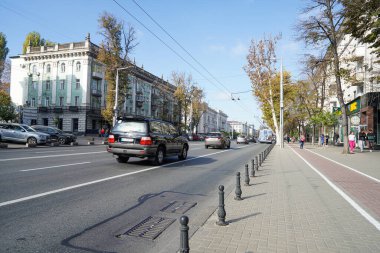 Chisinau, Moldova. 25 Ekim 2024. Şehir merkezindeki Stefan cel Mare si Sfant Bulvarı trafiği.