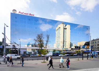 Chisinau, Moldova. 25 Ekim 2024 'te şehir merkezinde Stefan cel Mare si Sfant Bulvarı boyunca yürüyen insanlar var.