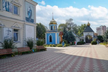 Chisinau, Moldova. 25 Ekim 2024. Ciuflea Manastırı 'nın şehir merkezindeki iç avlusu.