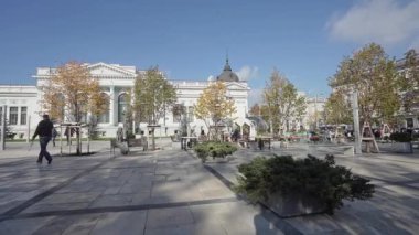 Chisinau, Moldova. 25 Ekim 2024. Stefan cel Mare si Sfant Bulvarı boyunca yayanın görüntüsü.