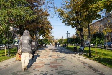 Chisinau, Moldova. 25 Ekim 2024 'te şehir merkezindeki Ulusal Halı Yayaları Sokağı' nda insanlar toplandı.