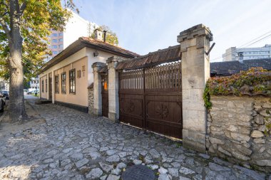 Chisinau, Moldova. 25 Ekim 2024. Alexander Puşkin Müzesi 'nin şehir merkezindeki dış görüntüsü.