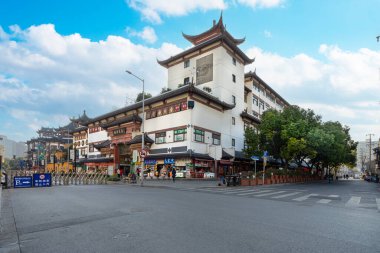 Şangay, Çin. 8 Ocak 2025. Yuyuan İlçesi sokaklarında yeni yıl arifesi süslemeleri olan karakteristik eski binalar.