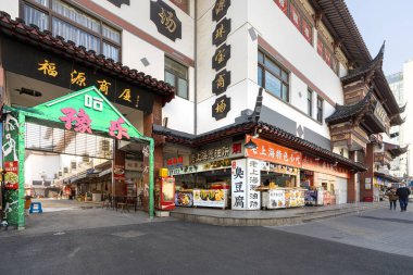 Şangay, Çin. 8 Ocak 2025. Yuyuan İlçesi sokaklarında yeni yıl arifesi süslemeleri olan karakteristik eski binalar.