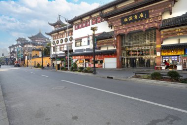 Şangay, Çin. 8 Ocak 2025. Yuyuan İlçesi sokaklarında yeni yıl arifesi süslemeleri olan karakteristik eski binalar.